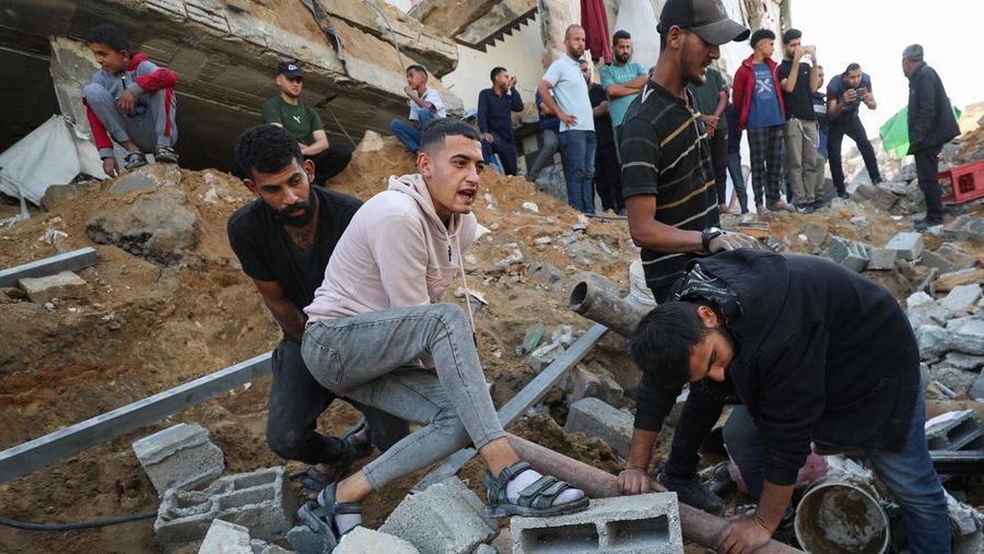 Palestinians inspect the site of an Israeli strike on a house, in Jabalia, in the northern Gaza Strip, May 16, 2025. REUTERS/Mahmoud Issa