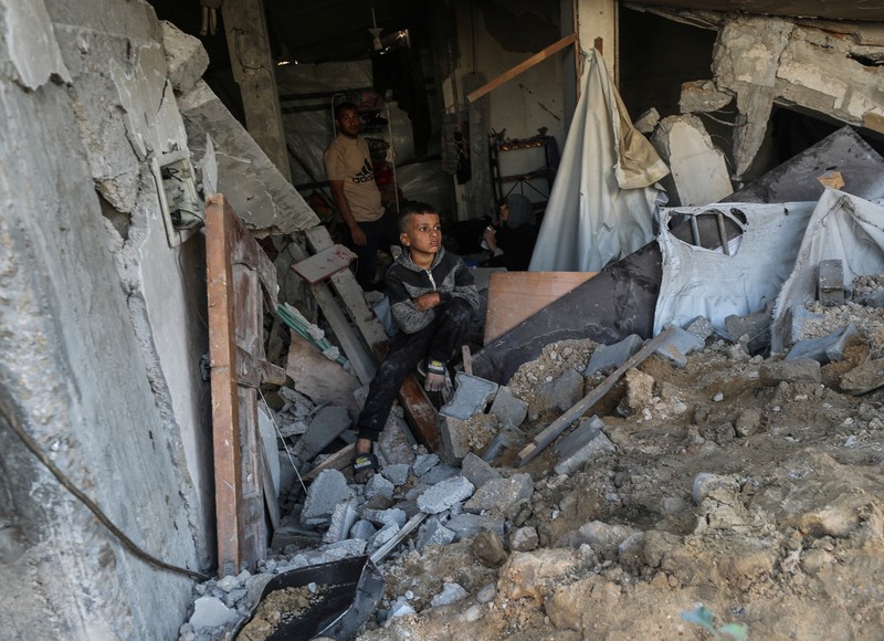 Palestinians inspect the site of an Israeli strike on a house, in Jabalia, in the northern Gaza Strip, May 16, 2025. REUTERS/Mahmoud Issa