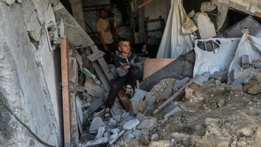 Palestinians inspect the site of an Israeli strike on a house, in Jabalia, in the northern Gaza Strip, May 16, 2025. REUTERS/Mahmoud Issa