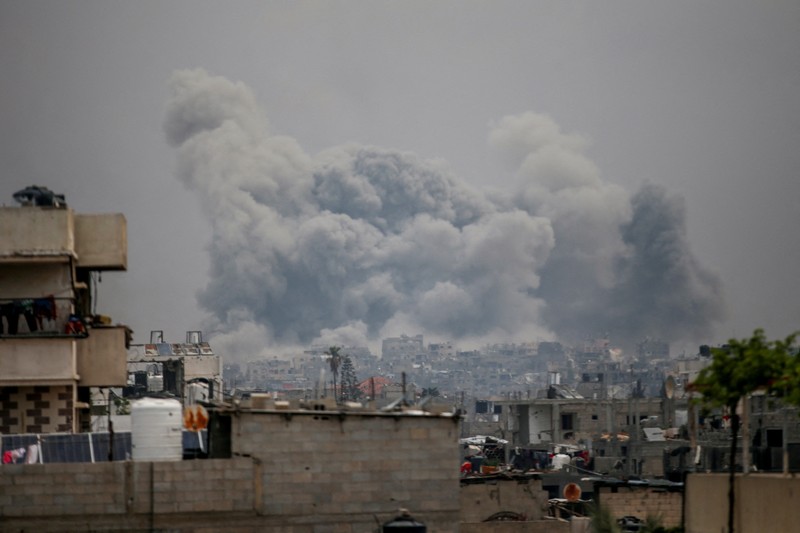ISRAEL-PALESTINIANS/GAZA Palestinians inspect the site of an Israeli strike on a house, in Jabalia, in the northern Gaza Strip, May 16, 2025. REUTERS/Mahmoud Issa