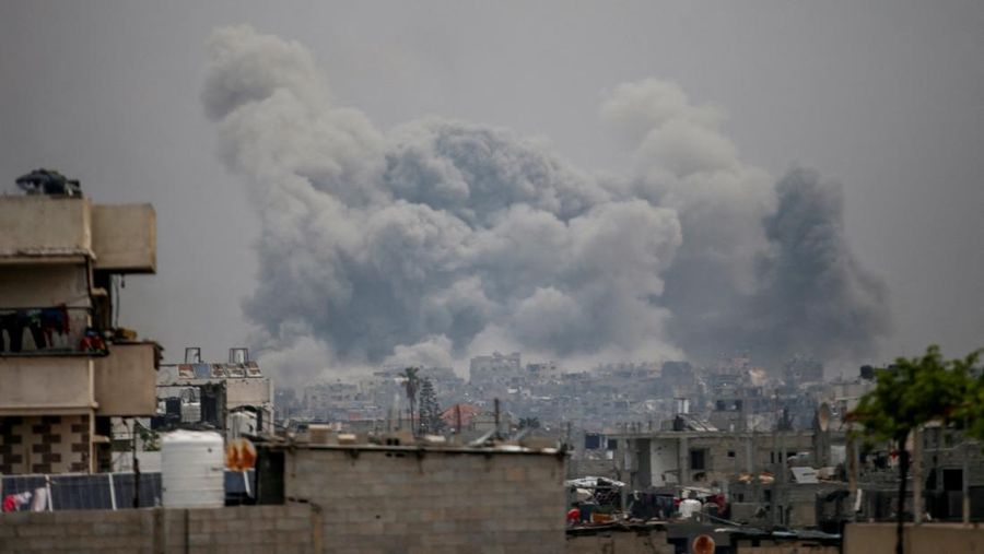 Palestinians inspect the site of an Israeli strike on a house, in Jabalia, in the northern Gaza Strip, May 16, 2025. REUTERS/Mahmoud Issa