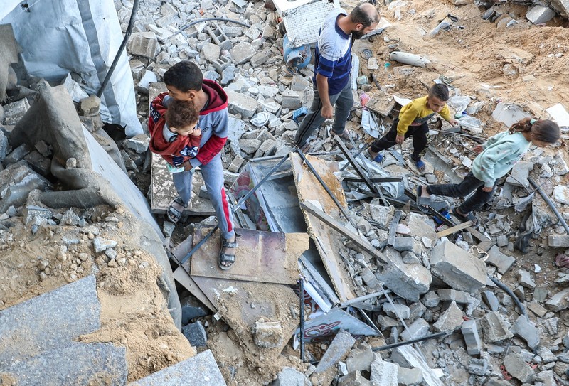 ISRAEL-PALESTINIANS/GAZA Palestinians inspect the site of an Israeli strike on a house, in Jabalia, in the northern Gaza Strip, May 16, 2025. REUTERS/Mahmoud Issa