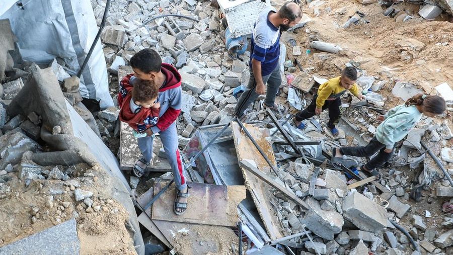 Palestinians inspect the site of an Israeli strike on a house, in Jabalia, in the northern Gaza Strip, May 16, 2025. REUTERS/Mahmoud Issa
