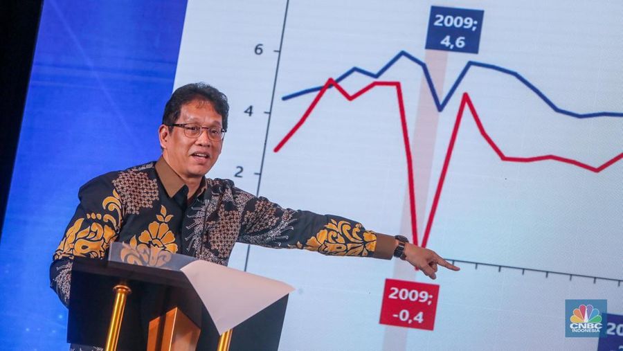 Ketua Dewan Komisioner LPS, Purbaya Yudhi Sadewa menyampaikan paparan dalam CNBC Indonesia Investment Forum 2025 di Jakarta, Jumat (16/5/2025). (CNBC Indonesia/Faisal Rahman)