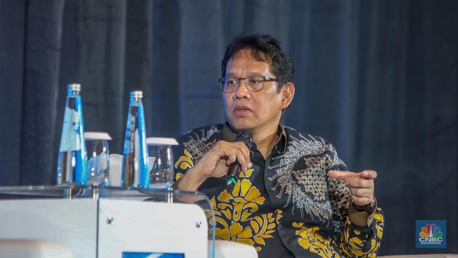 Ketua Dewan Komisioner LPS, Purbaya Yudhi Sadewa menyampaikan paparan dalam CNBC Indonesia Investment Forum 2025 di Jakarta, Jumat (16/5/2025). (CNBC Indonesia/Faisal Rahman)