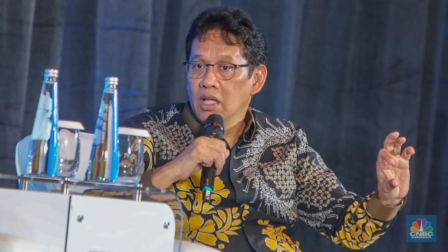Ketua Dewan Komisioner LPS, Purbaya Yudhi Sadewa menyampaikan paparan dalam CNBC Indonesia Investment Forum 2025 di Jakarta, Jumat (16/5/2025). (CNBC Indonesia/Faisal Rahman)