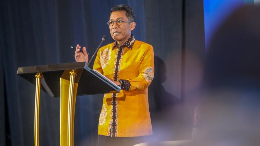Ketua Komisi XI DPR RI, Mukhamad Misbakhun menyampaikan paparan dalam CNBC Indonesia Investment Forum 2025 di Jakarta, Jumat (16/5/2025). (CNBC Indonesi/Faisal Rahman)