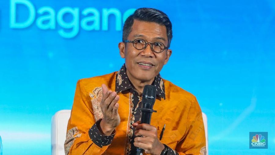 Ketua Komisi XI DPR RI, Mukhamad Misbakhun menyampaikan paparan dalam CNBC Indonesia Investment Forum 2025 di Jakarta, Jumat (16/5/2025). (CNBC Indonesia/Faisal Rahman)