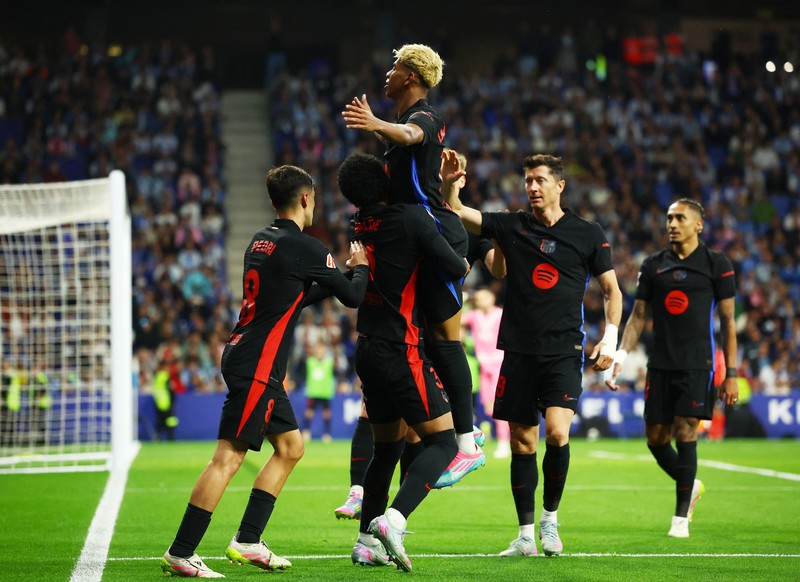 Para pemain FC Barcelona Inaki Pena, Dani Olmo, Andreas Christensen, Gerard Martin, dan Gavi merayakan kemenangan tim setelah memastikan gelar juara LaLiga usai mengalahkan Espanyol di Stadion RCDE, Cornella de Llobregat, Spanyol, Kamis (15/5/2025). (REUTERS/Albert Gea)