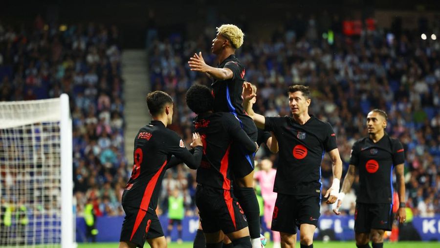 Para pemain FC Barcelona Inaki Pena, Dani Olmo, Andreas Christensen, Gerard Martin, dan Gavi merayakan kemenangan tim setelah memastikan gelar juara LaLiga usai mengalahkan Espanyol di Stadion RCDE, Cornella de Llobregat, Spanyol, Kamis (15/5/2025). Para pemain FC Barcelona Inaki Pena, Dani Olmo, Andreas Christensen, Gerard Martin, dan Gavi merayakan kemenangan tim setelah memastikan gelar juara LaLiga usai mengalahkan Espanyol di Stadion RCDE, Cornella de Llobregat, Spanyol, Kamis (15/5/2025). (REUTERS/Albert Gea)