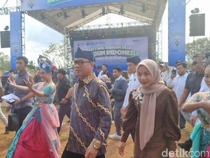 Disambut Tari Rampak Bedug, Mendes Hadiri Festival Gerakan Desa Peduli Sampah