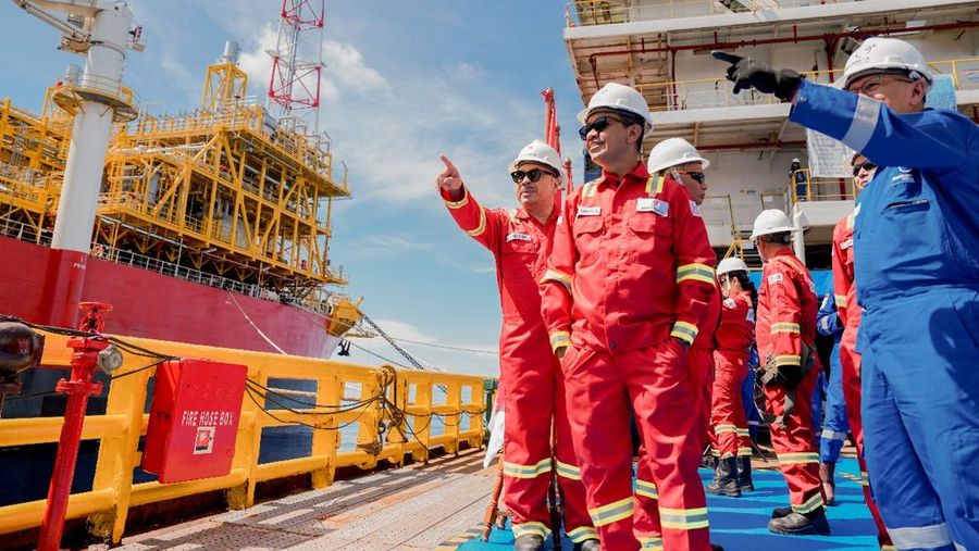 Menteri ESDM Bahlil Lahadalia meresmikan produksi perdana 2 lapangan migas milik Medco E&P Natuna Ltd di Laut Natuna, Kepulauan Riau. Dok: Kementerian ESDM