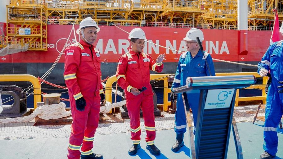 Menteri ESDM Bahlil Lahadalia meresmikan produksi perdana 2 lapangan migas milik Medco E&P Natuna Ltd di Laut Natuna, Kepulauan Riau. Dok: Kementerian ESDM