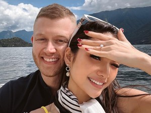 Perasaan Natascha Germania Dilamar Pacar Bule di Tengah Danau Como Italia