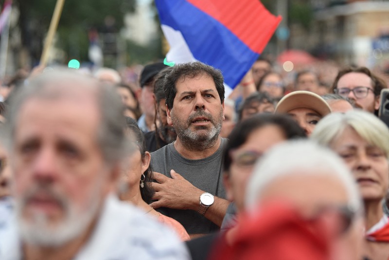 Presiden Uruguay Yamandu Orsi berdiri di belakang peti jenazah mantan Presiden Uruguay Jose Presiden Uruguay Yamandu Orsi berdiri di belakang peti jenazah mantan Presiden Uruguay Jose