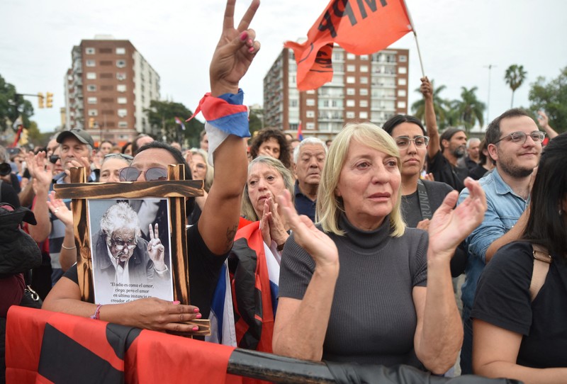 Presiden Uruguay Yamandu Orsi berdiri di belakang peti jenazah mantan Presiden Uruguay Jose Presiden Uruguay Yamandu Orsi berdiri di belakang peti jenazah mantan Presiden Uruguay Jose