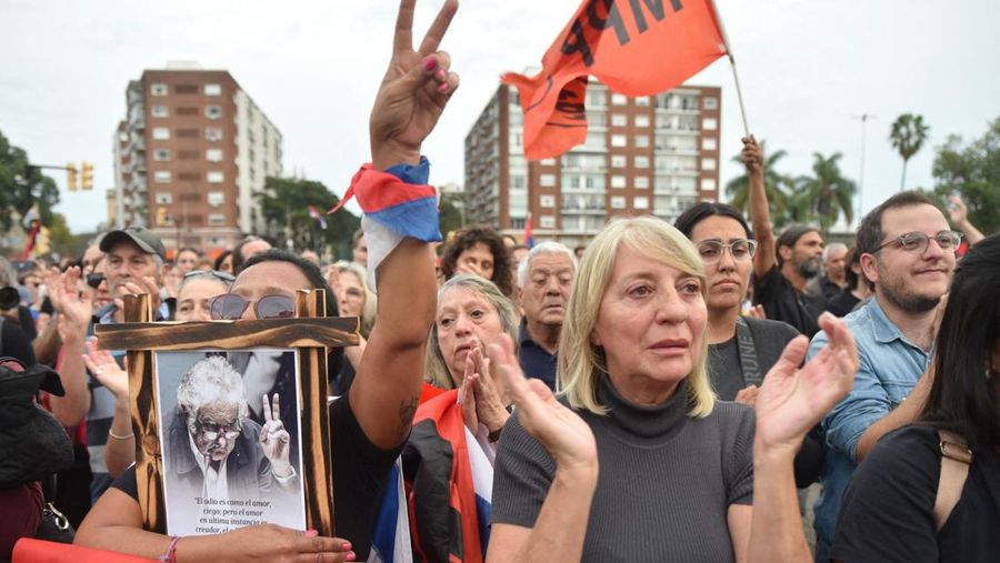 Presiden Uruguay Yamandu Orsi berdiri di belakang peti jenazah mantan Presiden Uruguay Jose 