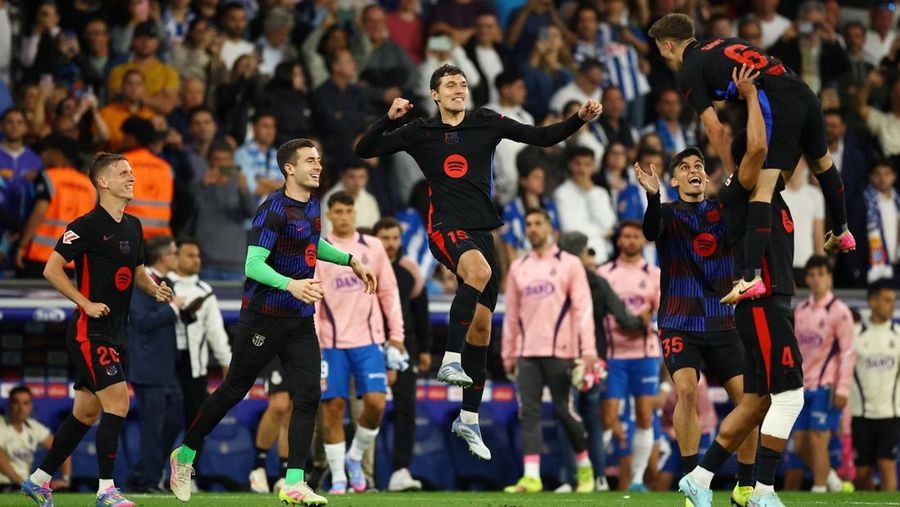 Para pemain FC Barcelona Inaki Pena, Dani Olmo, Andreas Christensen, Gerard Martin, dan Gavi merayakan kemenangan tim setelah memastikan gelar juara LaLiga usai mengalahkan Espanyol di Stadion RCDE, Cornella de Llobregat, Spanyol, Kamis (15/5/2025). Para pemain FC Barcelona Inaki Pena, Dani Olmo, Andreas Christensen, Gerard Martin, dan Gavi merayakan kemenangan tim setelah memastikan gelar juara LaLiga usai mengalahkan Espanyol di Stadion RCDE, Cornella de Llobregat, Spanyol, Kamis (15/5/2025). (REUTERS/Albert Gea)