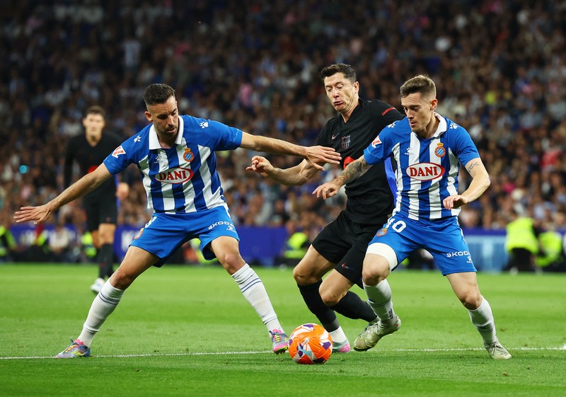 Para pemain FC Barcelona Inaki Pena, Dani Olmo, Andreas Christensen, Gerard Martin, dan Gavi merayakan kemenangan tim setelah memastikan gelar juara LaLiga usai mengalahkan Espanyol di Stadion RCDE, Cornella de Llobregat, Spanyol, Kamis (15/5/2025). (REUTERS/Albert Gea)