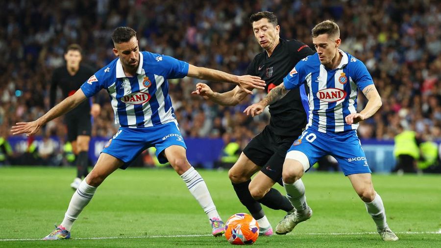 Para pemain FC Barcelona Inaki Pena, Dani Olmo, Andreas Christensen, Gerard Martin, dan Gavi merayakan kemenangan tim setelah memastikan gelar juara LaLiga usai mengalahkan Espanyol di Stadion RCDE, Cornella de Llobregat, Spanyol, Kamis (15/5/2025). Para pemain FC Barcelona Inaki Pena, Dani Olmo, Andreas Christensen, Gerard Martin, dan Gavi merayakan kemenangan tim setelah memastikan gelar juara LaLiga usai mengalahkan Espanyol di Stadion RCDE, Cornella de Llobregat, Spanyol, Kamis (15/5/2025). (REUTERS/Albert Gea)