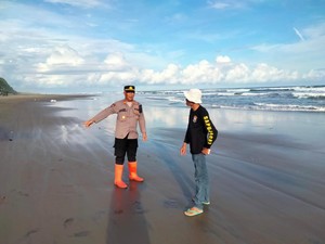 Nelayan di Cianjur Hilang Usai Perahu Terbalik Diterjang Ombak