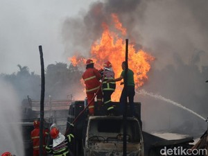 Salin BBM Mobil ke Drum Diduga Pemicu Kebakaran Gudang Minyak Ilegal di Jambi