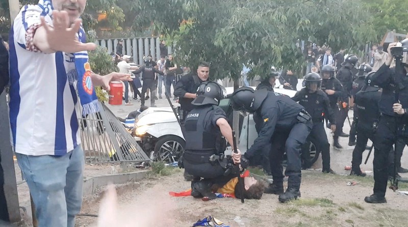 Setidaknya 13 orang mengalami luka-luka setelah sebuah mobil menabrak kerumunan orang yang tengah berkumpul di luar stadion RCD Espanyol, tempat berlangsungnya pertandingan antara Espanyol dan FC Barcelona pada Kamis (15/5/2025). Setidaknya 13 orang mengalami luka-luka setelah sebuah mobil menabrak kerumunan orang yang tengah berkumpul di luar stadion RCD Espanyol, tempat berlangsungnya pertandingan antara Espanyol dan FC Barcelona pada Kamis (15/5/2025). (Tangkapan Layar Video Reuters/@EDUMASLLORENS)