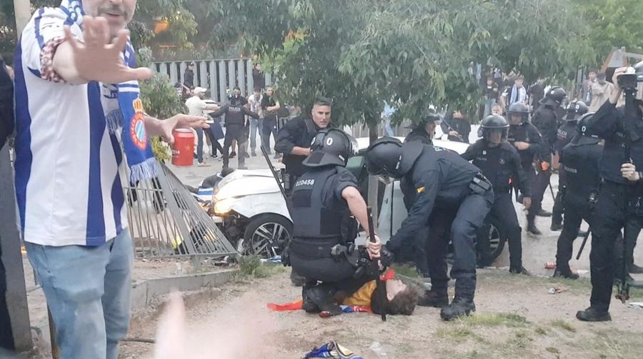 Setidaknya 13 orang mengalami luka-luka setelah sebuah mobil menabrak kerumunan orang yang tengah berkumpul di luar stadion RCD Espanyol, tempat berlangsungnya pertandingan antara Espanyol dan FC Barcelona pada Kamis (15/5/2025). (Tangkapan Layar Video Reuters/@EDUMASLLORENS)