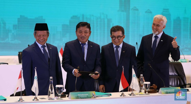 Plt Direktur Utama PT Bank Syariah Indonesia Tbk (BSI) Bob T.Ananta (dua dari kiri) didampingi Ketua Dewan Pengawas Syariah BSI Prof. Dr. KH. Hasanudin (paling kiri), Komisaris Utama BSI Muliaman D. Hadad (tiga dari kiri), Wakil Komisaris Utama/Independen BSI Adiwarman Azwar Karim (paling kanan) berbincang bersama sesaat sebelum pelaksanaan Rapat Umum Pemegang Saham Tahunan Tahun Buku 2024 PT Bank Syariah Indonesia Tbk di Jakarta (16/5/2025). (CNBC Indonesia/Tri susilo) Plt Direktur Utama PT Bank Syariah Indonesia Tbk (BSI) Bob T.Ananta (dua dari kiri) didampingi Ketua Dewan Pengawas Syariah BSI Prof. Dr. KH. Hasanudin (paling kiri), Komisaris Utama BSI Muliaman D. Hadad (tiga dari kiri), Wakil Komisaris Utama/Independen BSI Adiwarman Azwar Karim (paling kanan) berbincang bersama sesaat sebelum pelaksanaan Rapat Umum Pemegang Saham Tahunan Tahun Buku 2024 PT Bank Syariah Indonesia Tbk di Jakarta (16/5/2025). (CNBC Indonesia/Tri susilo)