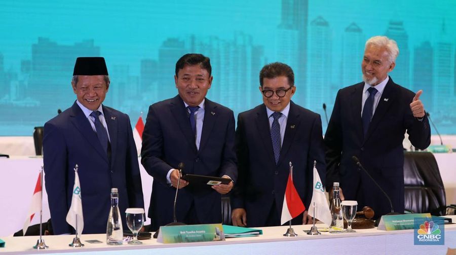 Plt Direktur Utama PT Bank Syariah Indonesia Tbk (BSI) Bob T.Ananta (dua dari kiri) didampingi  Ketua Dewan Pengawas Syariah BSI Prof. Dr. KH. Hasanudin (paling kiri), Komisaris Utama BSI Muliaman D. Hadad (tiga dari kiri), Wakil Komisaris Utama/Independen BSI Adiwarman Azwar Karim (paling kanan) berbincang bersama sesaat sebelum pelaksanaan Rapat Umum Pemegang Saham Tahunan Tahun Buku 2024 PT Bank Syariah Indonesia Tbk di Jakarta (16/5/2025). (CNBC Indonesia/Tri susilo)