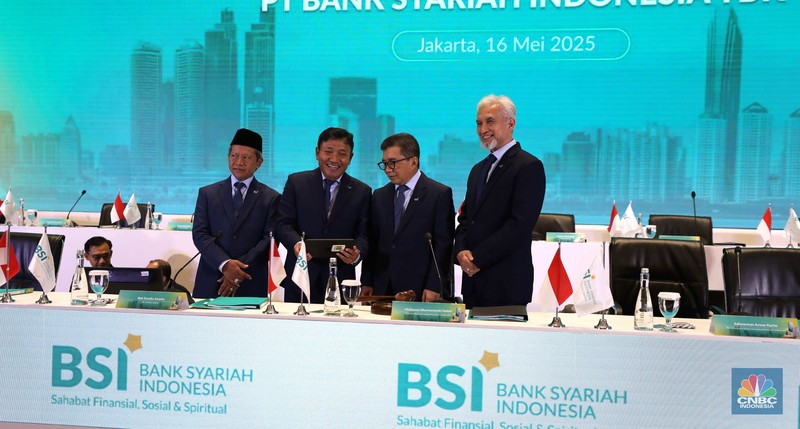 Plt Direktur Utama PT Bank Syariah Indonesia Tbk (BSI) Bob T.Ananta (dua dari kiri) didampingi Ketua Dewan Pengawas Syariah BSI Prof. Dr. KH. Hasanudin (paling kiri), Komisaris Utama BSI Muliaman D. Hadad (tiga dari kiri), Wakil Komisaris Utama/Independen BSI Adiwarman Azwar Karim (paling kanan) berbincang bersama sesaat sebelum pelaksanaan Rapat Umum Pemegang Saham Tahunan Tahun Buku 2024 PT Bank Syariah Indonesia Tbk di Jakarta (16/5/2025). (CNBC Indonesia/Tri susilo) Plt Direktur Utama PT Bank Syariah Indonesia Tbk (BSI) Bob T.Ananta (dua dari kiri) didampingi Ketua Dewan Pengawas Syariah BSI Prof. Dr. KH. Hasanudin (paling kiri), Komisaris Utama BSI Muliaman D. Hadad (tiga dari kiri), Wakil Komisaris Utama/Independen BSI Adiwarman Azwar Karim (paling kanan) berbincang bersama sesaat sebelum pelaksanaan Rapat Umum Pemegang Saham Tahunan Tahun Buku 2024 PT Bank Syariah Indonesia Tbk di Jakarta (16/5/2025). (CNBC Indonesia/Tri susilo)