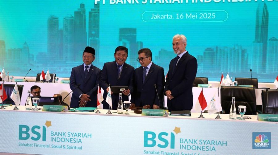 Plt Direktur Utama PT Bank Syariah Indonesia Tbk (BSI) Bob T.Ananta (dua dari kiri) didampingi  Ketua Dewan Pengawas Syariah BSI Prof. Dr. KH. Hasanudin (paling kiri), Komisaris Utama BSI Muliaman D. Hadad (tiga dari kiri), Wakil Komisaris Utama/Independen BSI Adiwarman Azwar Karim (paling kanan) berbincang bersama sesaat sebelum pelaksanaan Rapat Umum Pemegang Saham Tahunan Tahun Buku 2024 PT Bank Syariah Indonesia Tbk di Jakarta (16/5/2025). (CNBC Indonesia/Tri susilo)