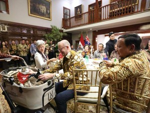 Momen PM Australia Beri Kalung Syal ke Bobby Kertanegara Kucing Prabowo