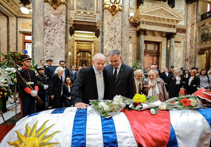Presiden Uruguay Yamandu Orsi berdiri di belakang peti jenazah mantan Presiden Uruguay Jose Presiden Uruguay Yamandu Orsi berdiri di belakang peti jenazah mantan Presiden Uruguay Jose