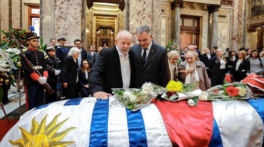 Presiden Uruguay Yamandu Orsi berdiri di belakang peti jenazah mantan Presiden Uruguay Jose Presiden Uruguay Yamandu Orsi berdiri di belakang peti jenazah mantan Presiden Uruguay Jose