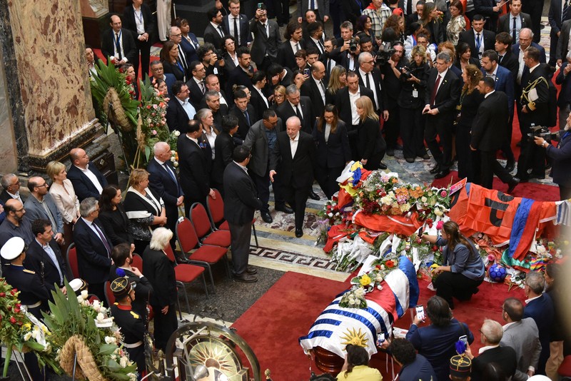 Presiden Uruguay Yamandu Orsi berdiri di belakang peti jenazah mantan Presiden Uruguay Jose 
