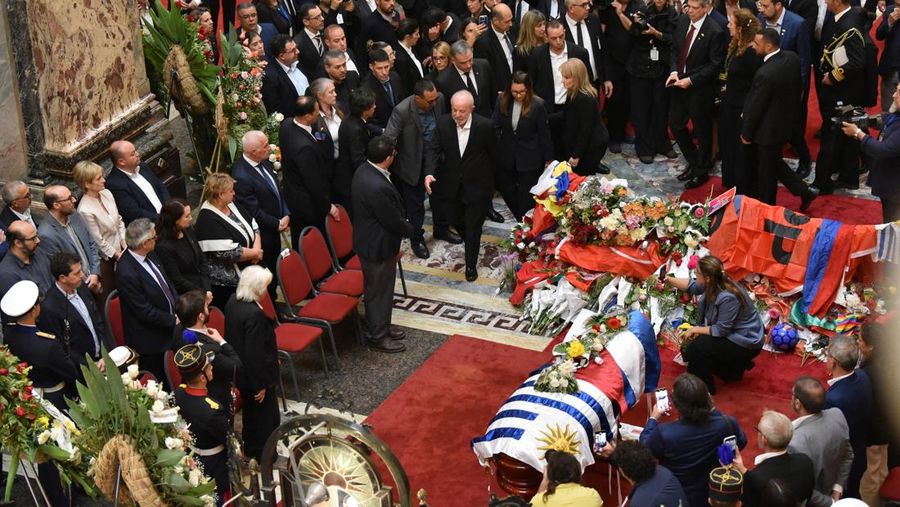 Presiden Uruguay Yamandu Orsi berdiri di belakang peti jenazah mantan Presiden Uruguay Jose Presiden Uruguay Yamandu Orsi berdiri di belakang peti jenazah mantan Presiden Uruguay Jose