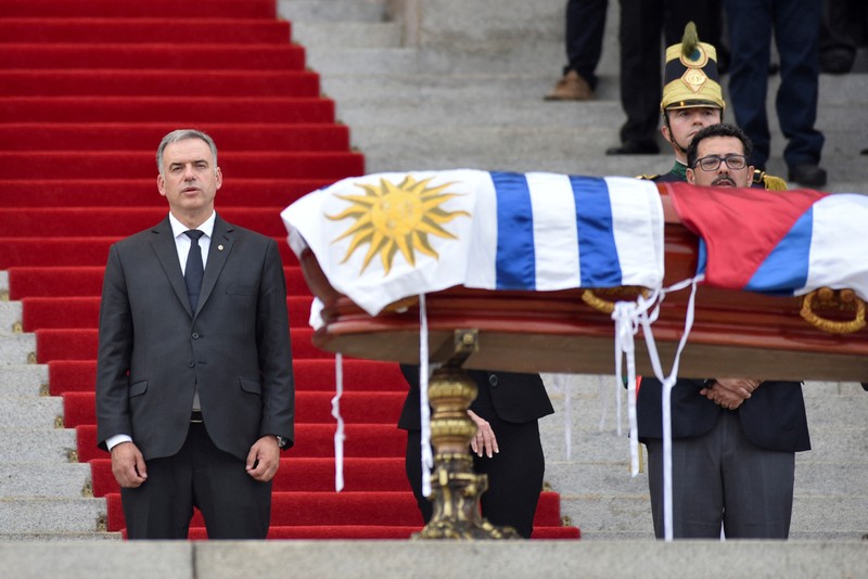 Presiden Uruguay Yamandu Orsi berdiri di belakang peti jenazah mantan Presiden Uruguay Jose Presiden Uruguay Yamandu Orsi berdiri di belakang peti jenazah mantan Presiden Uruguay Jose