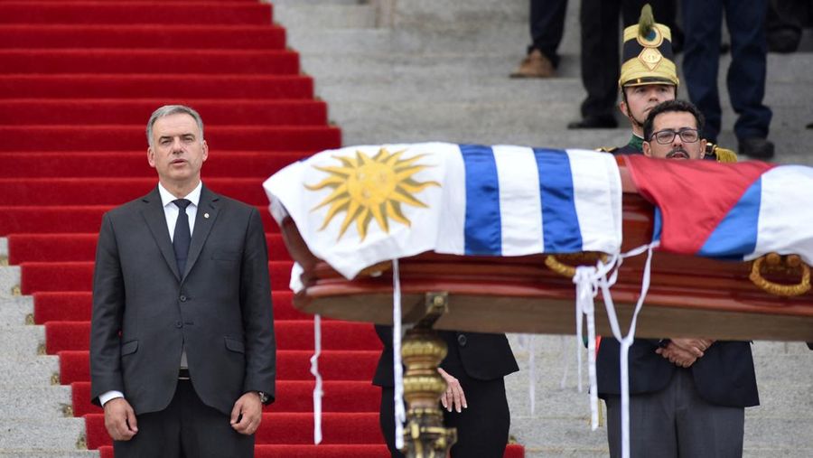 Presiden Uruguay Yamandu Orsi berdiri di belakang peti jenazah mantan Presiden Uruguay Jose Presiden Uruguay Yamandu Orsi berdiri di belakang peti jenazah mantan Presiden Uruguay Jose