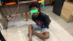 Pria Mabuk Bawa Sajam Adang Mobil di Jalan Ditangkap