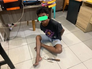 Pria Mabuk Bawa Sajam Adang Mobil di Jalan Ditangkap