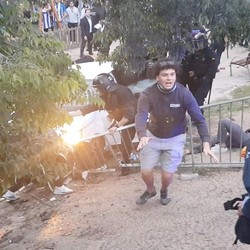 Mobil Tabrak Kerumunan Suporter di Depan Stadion, 13 Orang Luka-luka