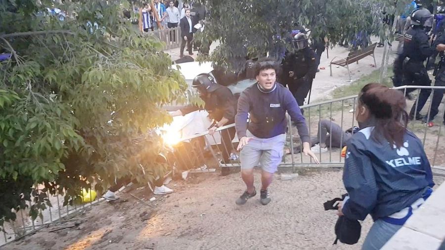 Setidaknya 13 orang mengalami luka-luka setelah sebuah mobil menabrak kerumunan orang yang tengah berkumpul di luar stadion RCD Espanyol, tempat berlangsungnya pertandingan antara Espanyol dan FC Barcelona pada Kamis (15/5/2025). (Tangkapan Layar Video Reuters/@EDUMASLLORENS)