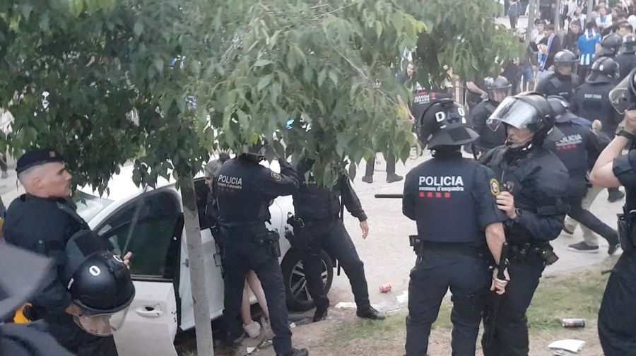 Setidaknya 13 orang mengalami luka-luka setelah sebuah mobil menabrak kerumunan orang yang tengah berkumpul di luar stadion RCD Espanyol, tempat berlangsungnya pertandingan antara Espanyol dan FC Barcelona pada Kamis (15/5/2025). (Tangkapan Layar Video Reuters/@EDUMASLLORENS)