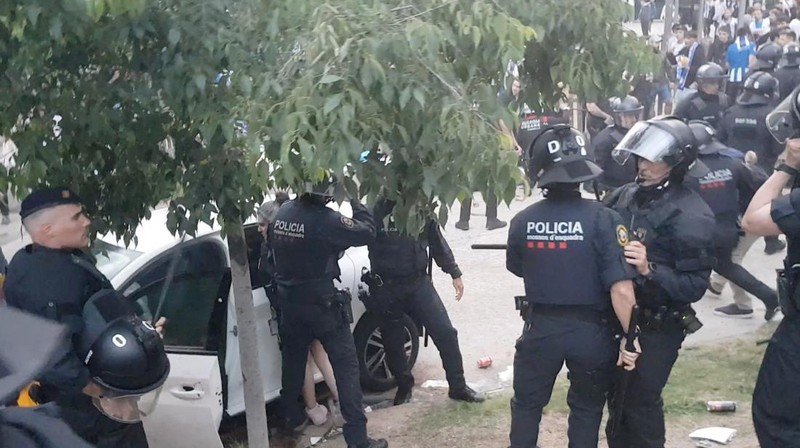 Setidaknya 13 orang mengalami luka-luka setelah sebuah mobil menabrak kerumunan orang yang tengah berkumpul di luar stadion RCD Espanyol, tempat berlangsungnya pertandingan antara Espanyol dan FC Barcelona pada Kamis (15/5/2025). (Tangkapan Layar Video Reuters/@EDUMASLLORENS)