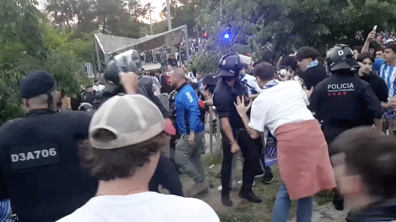 Setidaknya 13 orang mengalami luka-luka setelah sebuah mobil menabrak kerumunan orang yang tengah berkumpul di luar stadion RCD Espanyol, tempat berlangsungnya pertandingan antara Espanyol dan FC Barcelona pada Kamis (15/5/2025). (Tangkapan Layar Video Reuters/@EDUMASLLORENS)