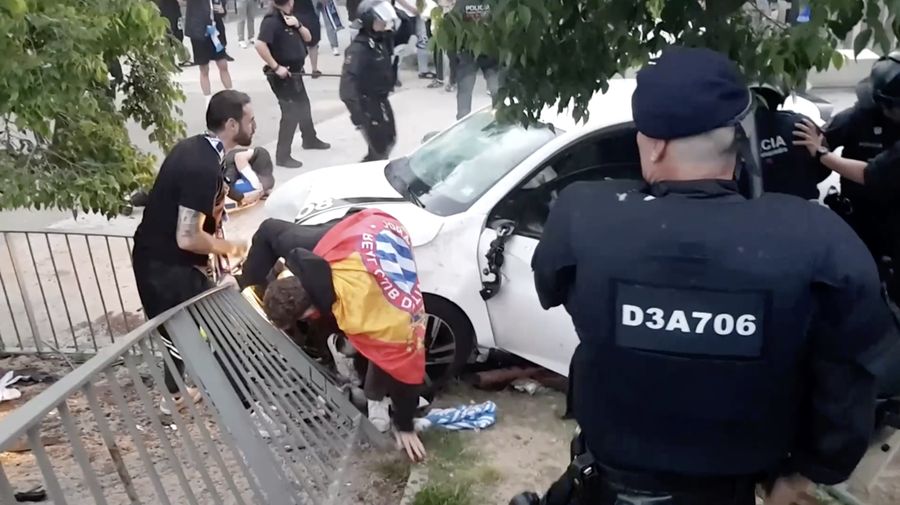 Setidaknya 13 orang mengalami luka-luka setelah sebuah mobil menabrak kerumunan orang yang tengah berkumpul di luar stadion RCD Espanyol, tempat berlangsungnya pertandingan antara Espanyol dan FC Barcelona pada Kamis (15/5/2025). (Tangkapan Layar Video Reuters/@EDUMASLLORENS)