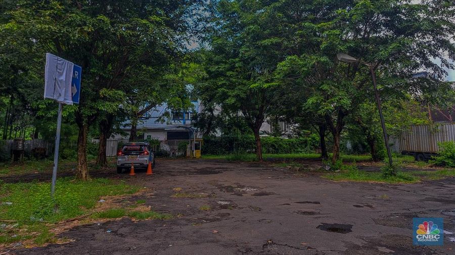 Suasana pusat perbelanjaan Pasaraya Manggarai di Jakarta, Jumat (16/5/2025). (CNBC Indonesia/Faisal Rahman)