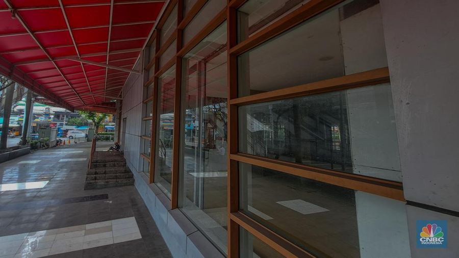 Suasana pusat perbelanjaan Pasaraya Manggarai di Jakarta, Jumat (16/5/2025). Suasana pusat perbelanjaan Pasaraya Manggarai di Jakarta, Jumat (16/5/2025). (CNBC Indonesia/Faisal Rahman)