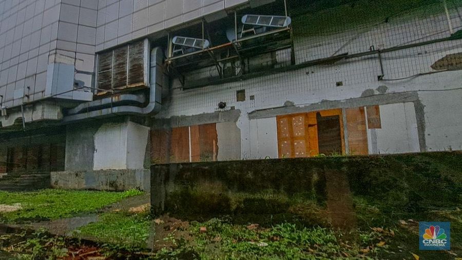 Suasana pusat perbelanjaan Pasaraya Manggarai di Jakarta, Jumat (16/5/2025). (CNBC Indonesia/Faisal Rahman)